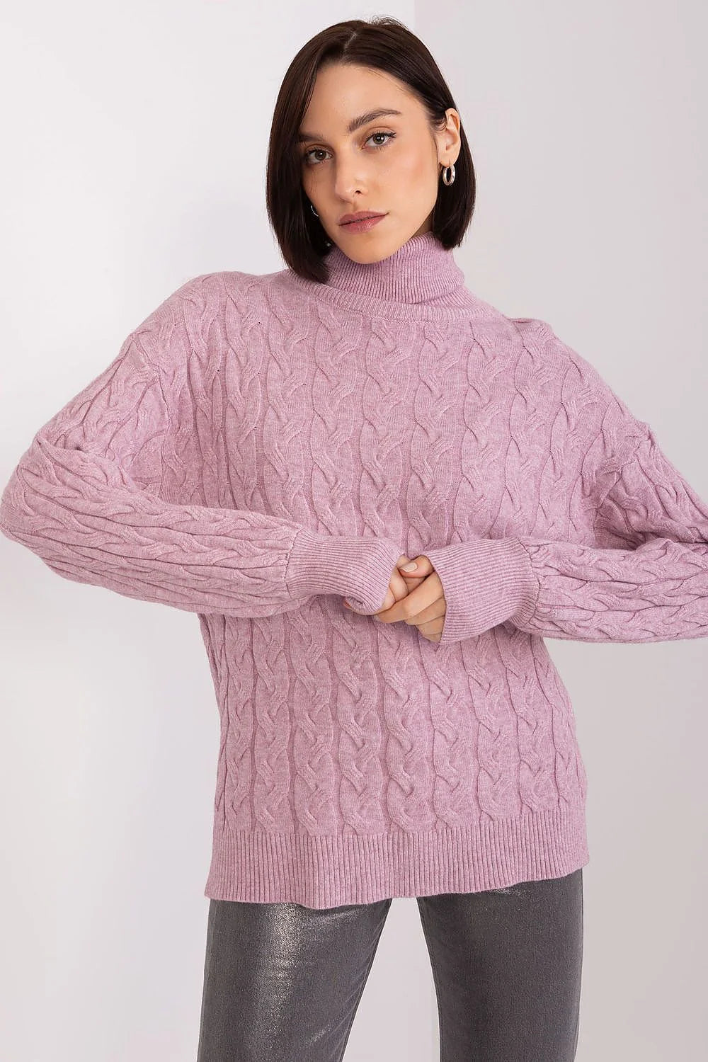 Pull-over torsadé pour femme en maille écossaise couleur mauve pastel manches longues col montant finitions côtelées coupe ample matière douce et chaude