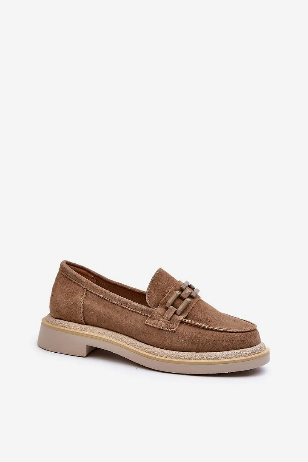 Mocassins en daim naturel pour femme, beige taupe, chaîne intégrée, talon plat, style élégant et moderne, confortable pour toutes occasions