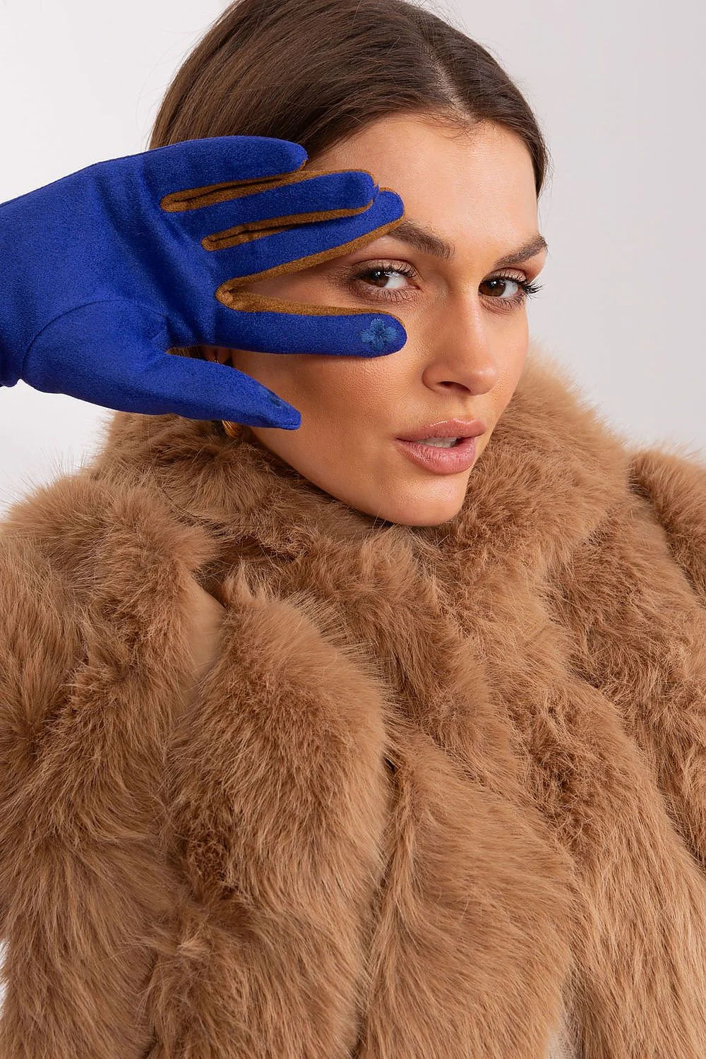 Ensemble mode féminin manteau fourrure synthétique camel gants daim bleu royal tressé poignet finitions élégantes