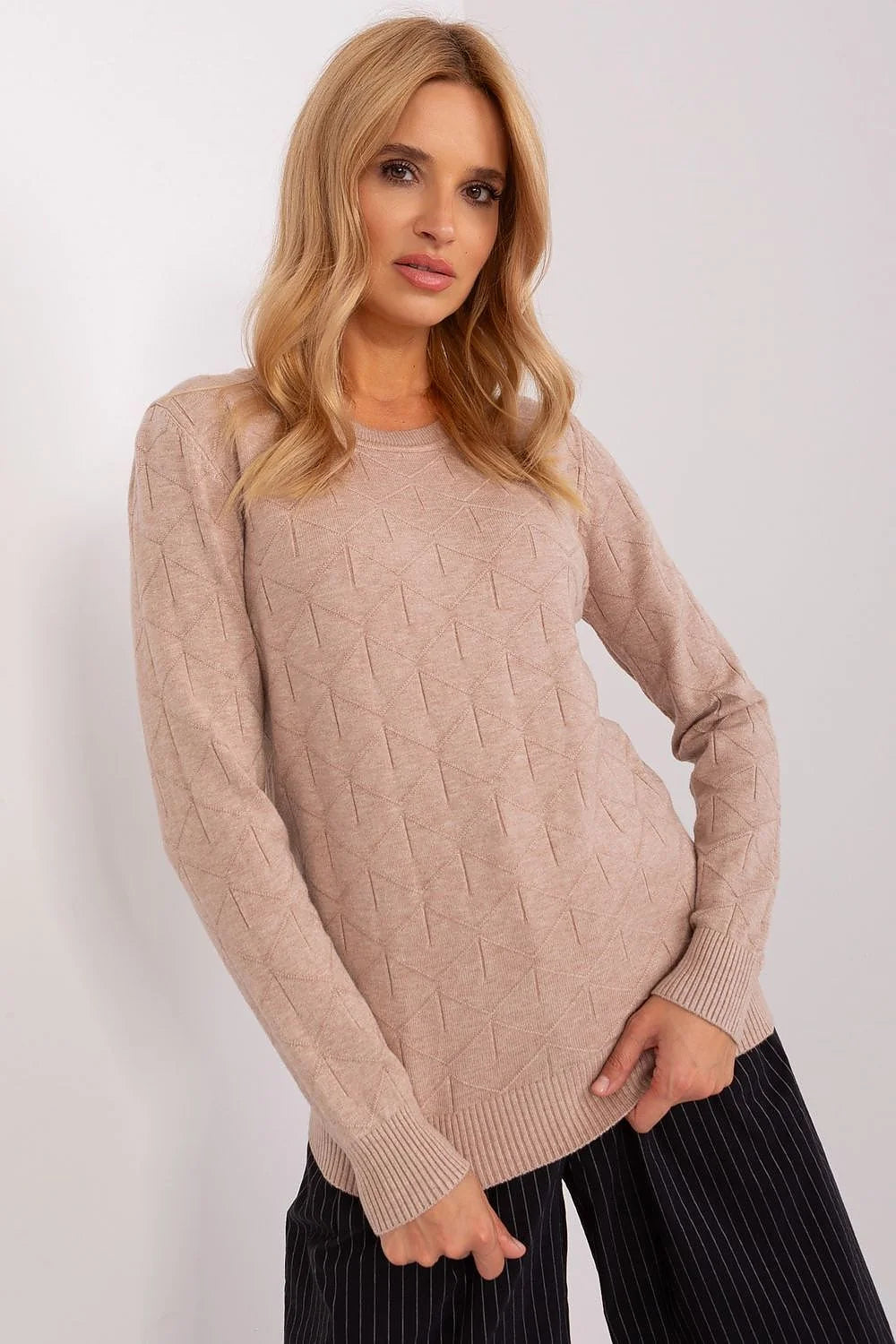 Chandail pour femme en coton mélange beige motif géométrique manches longues encolure ronde finitions côtelées