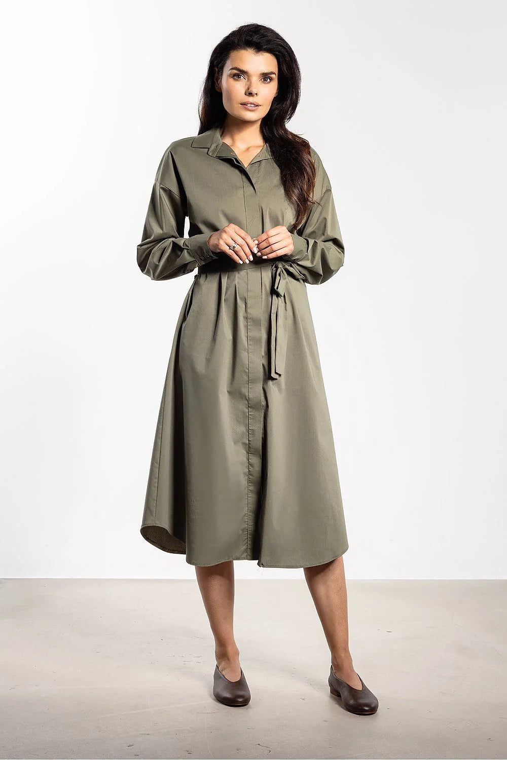 robe chemise midi kaki manches longues col classique ceinture nouée taille marquée boutons dissimulés poches latérales popeline structurée coupe trapèze