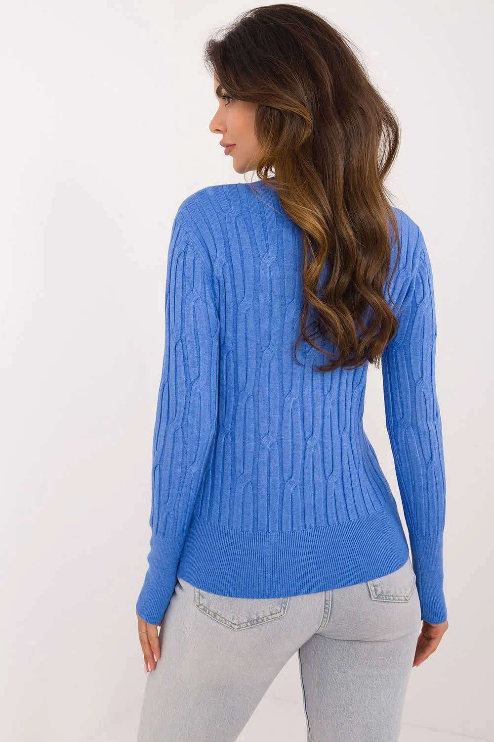 Pull pour femme design contemporain en tricot bleu vif manches longues col rond finitions côtelées ajusté versatile