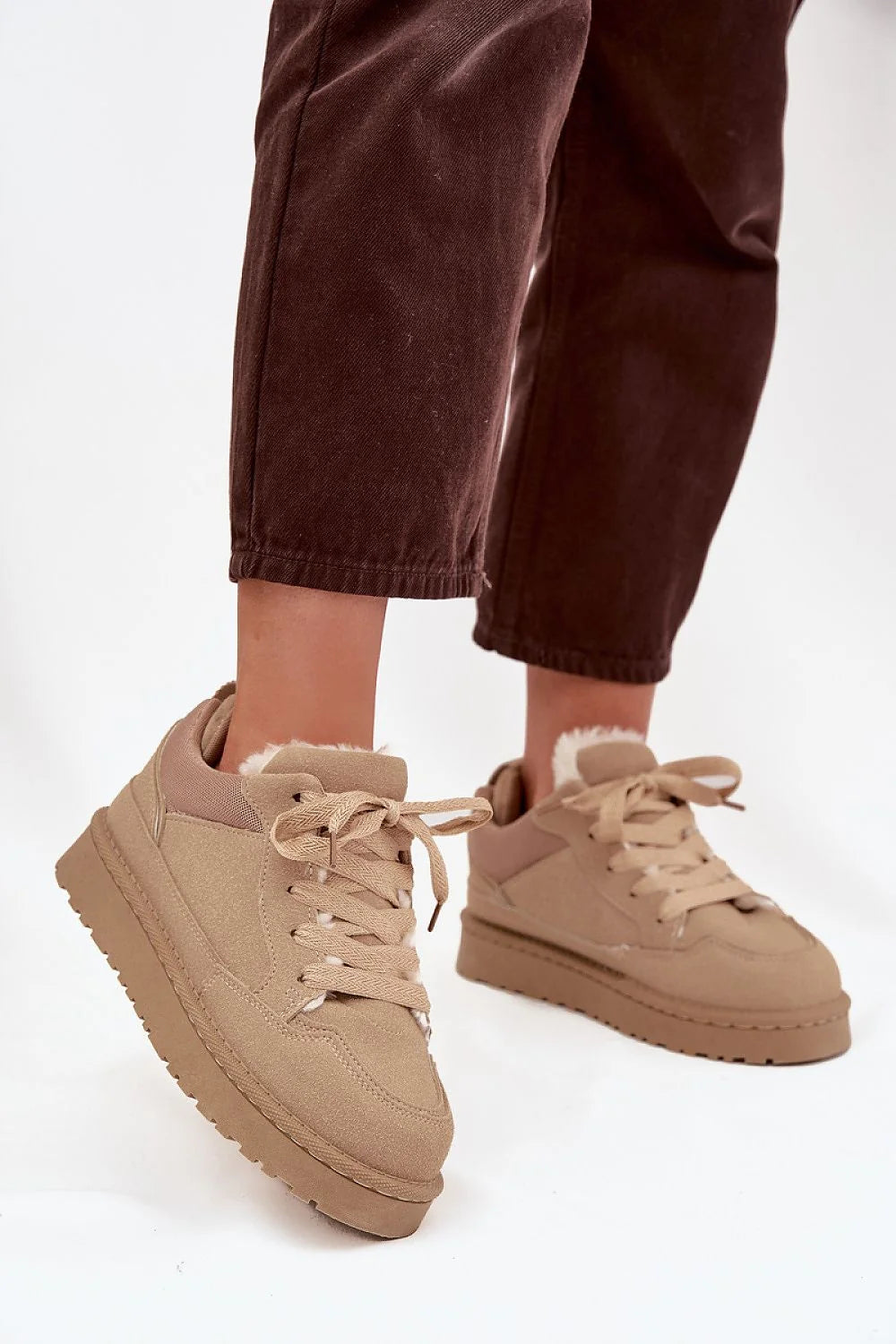 sneakers femme suédine écologique beige plateforme chunky crantée gomme épaisse amorti adhérence stabilité lacets plats doublure fourrure synthétique