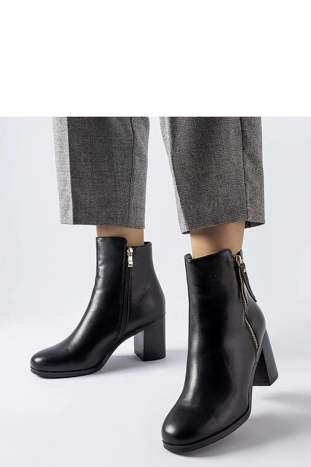 bottes bottines femme cuir lisse noir talon carré bloc glissière dorée latérale tirette cheville ajustée élégante moderne semelle caoutchouc adhérente