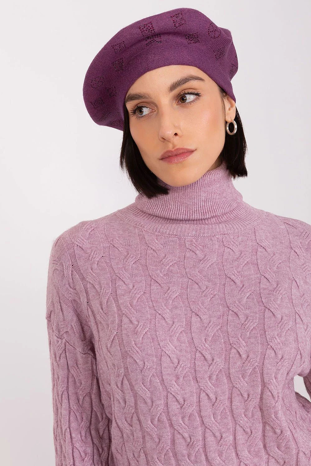 Béret en laine prune avec motifs géométriques, pull maille torsadée mauve clair, style élégant, coupe classique, mode intemporelle femme