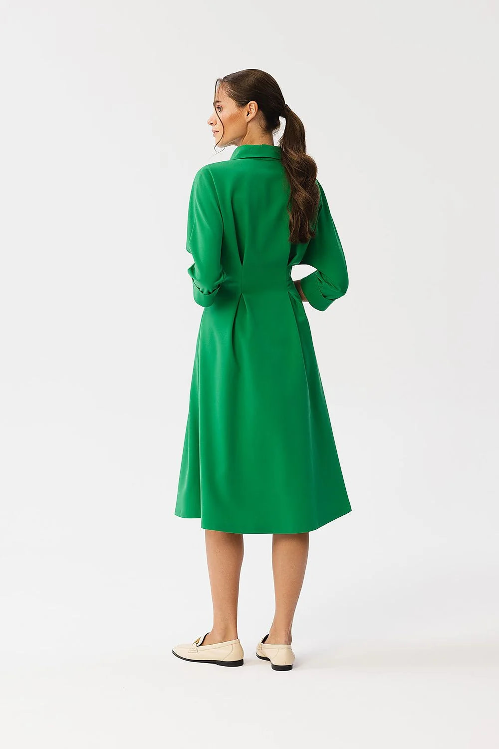 Robe de jour élégante pour femme tissu résistant couleur verte col chemise manches 3/4 fermeture boutons dorés taille ajustable silhouette flatteuse