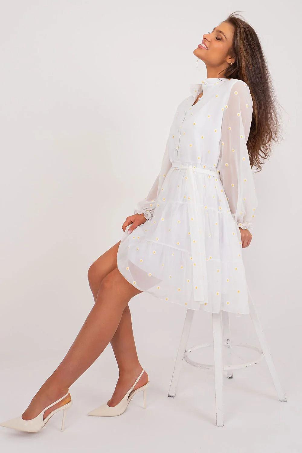 robe cocktail féminine blanche imprimée marguerites jaunes manches longues bouffantes taille cintrée jupe volants étagée voile chiffon doublure