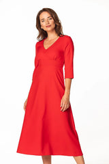 Robe polyester élasthanne rouge vif manches troisquarts encolure V coupe ajustée jupe évasée longueur midi ceinture structurée design