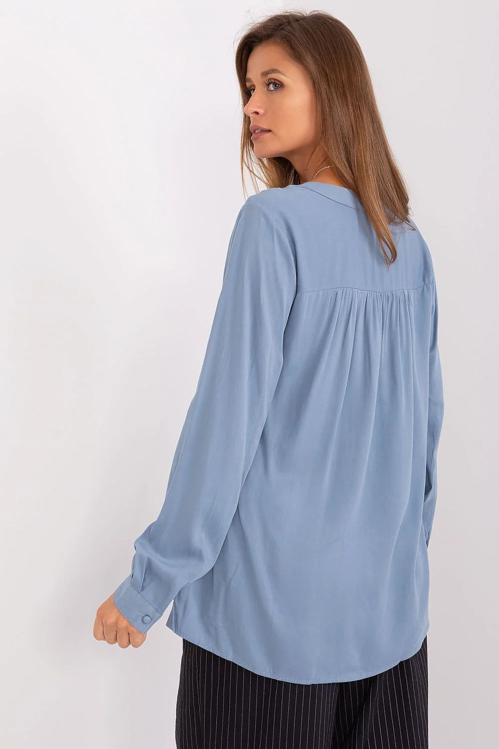 Blouse femme élégante décontractée couleur bleu pâle encolure V manches longues boutons poignets matériau fluide