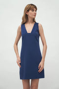 Robe élégante en tissu confortable bleu marine coupe droite chic parfaite soirée décontractée femme moderne