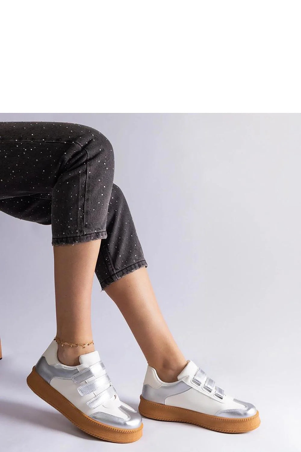 Baskets pour femme modernes et décontractées, cuir écologique, fermeture Velcro, semelle caramel, design urbain, confortable et élégante