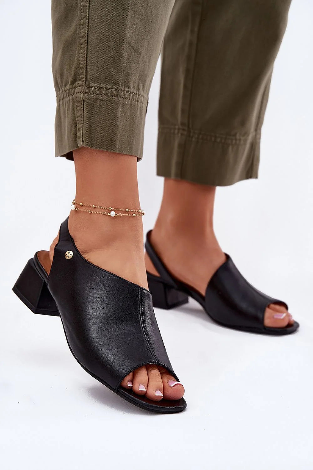Sandales pour femme modernes élégantes cuir noir peep toe talon carré asymétrique occasionnels été