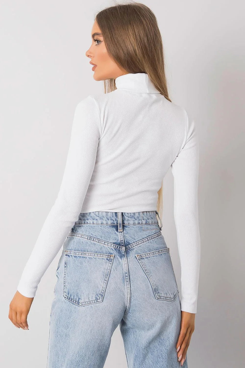Haut à col roulé élégant pour femme en maille fine, couleur rouge audacieuse, coupe ajustée, manches longues, fabrication de qualité, idéal pour tenues sophistiquées