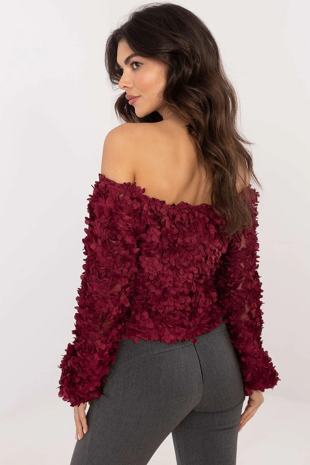 Chemisier élégant pour femme en bordeaux motifs floraux en relief encolure bardot manches longues coupe décontractée occasion spéciale