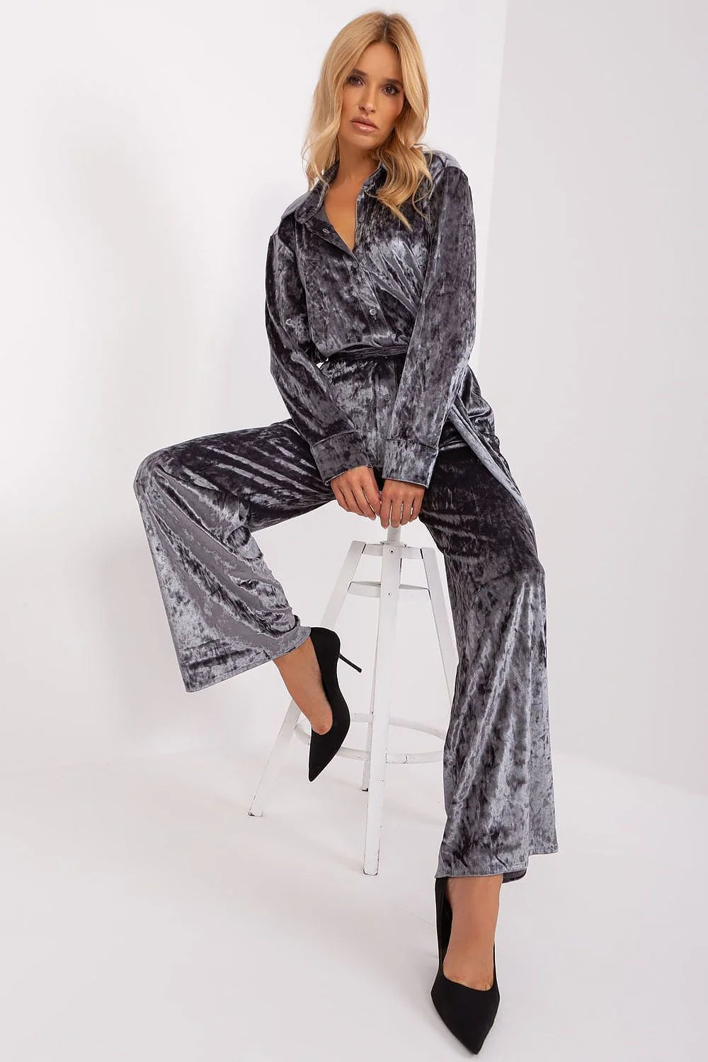 ensemble Lakerta velours métallisé gris anthracite chemise boutonnée ceinturée pantalon large fluide coupe froissé brillant soyeux élégant confortable luxueux féminin