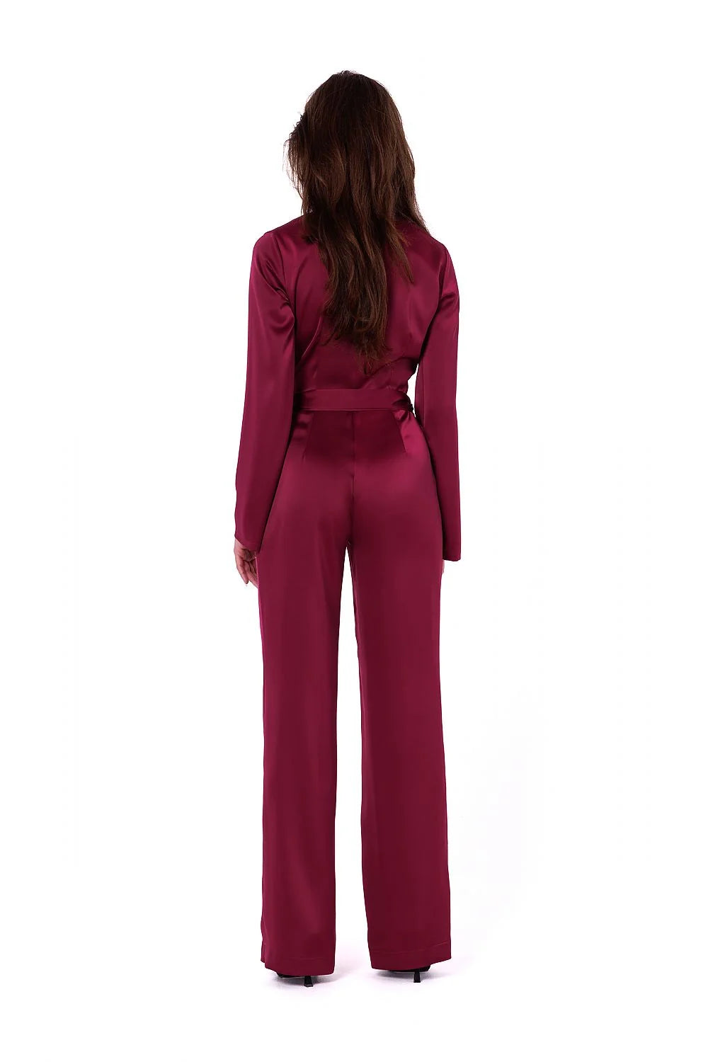 combinaison Makover satinée bordeaux profond encolure plongeante manches longues ceinture nouée taille marquée jambes larges tombé fluide élégante soirée cocktail