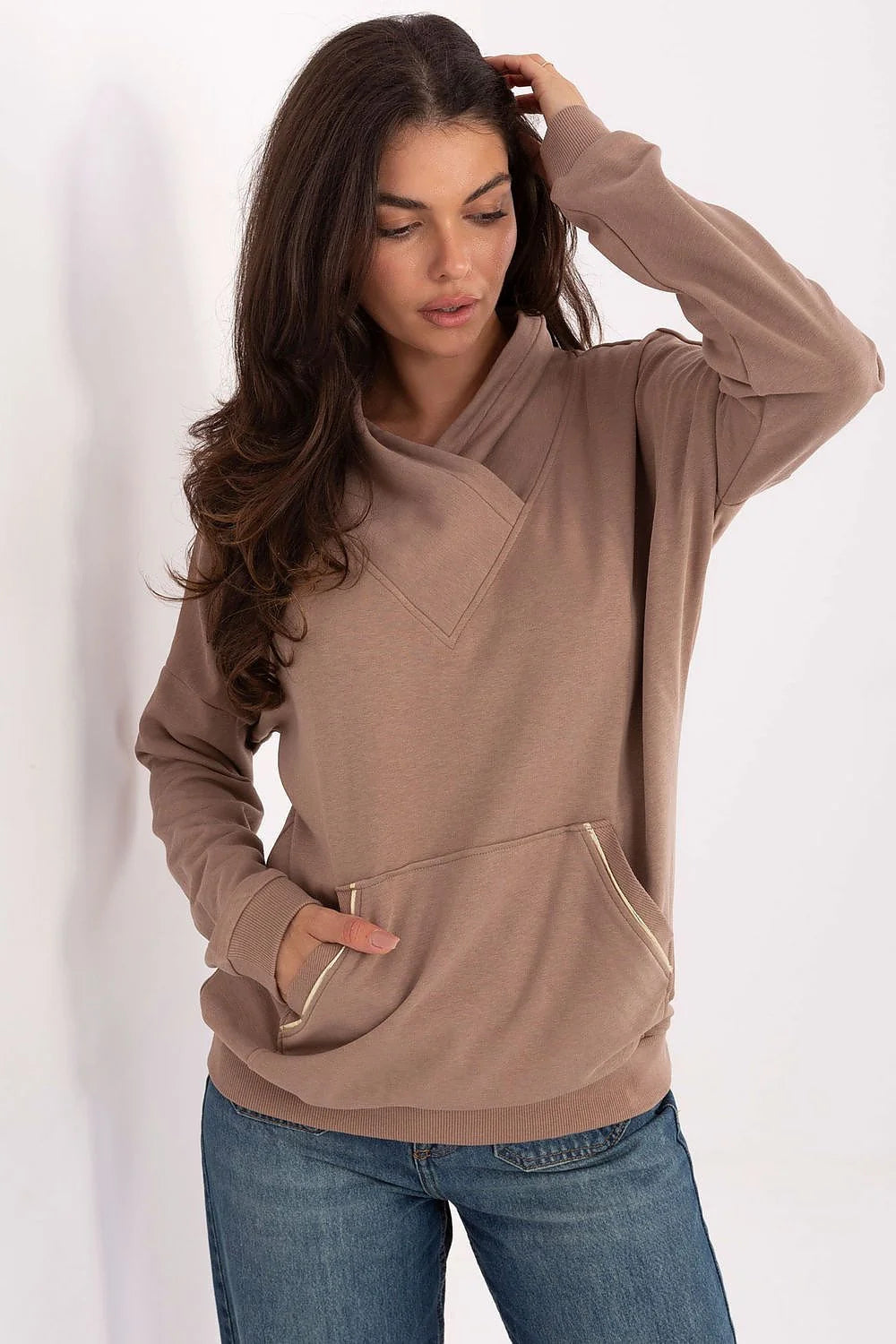 sweat femme taupe moka oversize décontracté col croisé manches longues poche kangourou passepoils métallisés dorés molleton doux jersey coton élasthanne