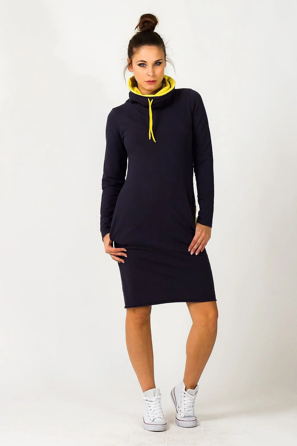 Robe en coton noir sportive élégante avec capuchon jaune pour un style décontracté moderne