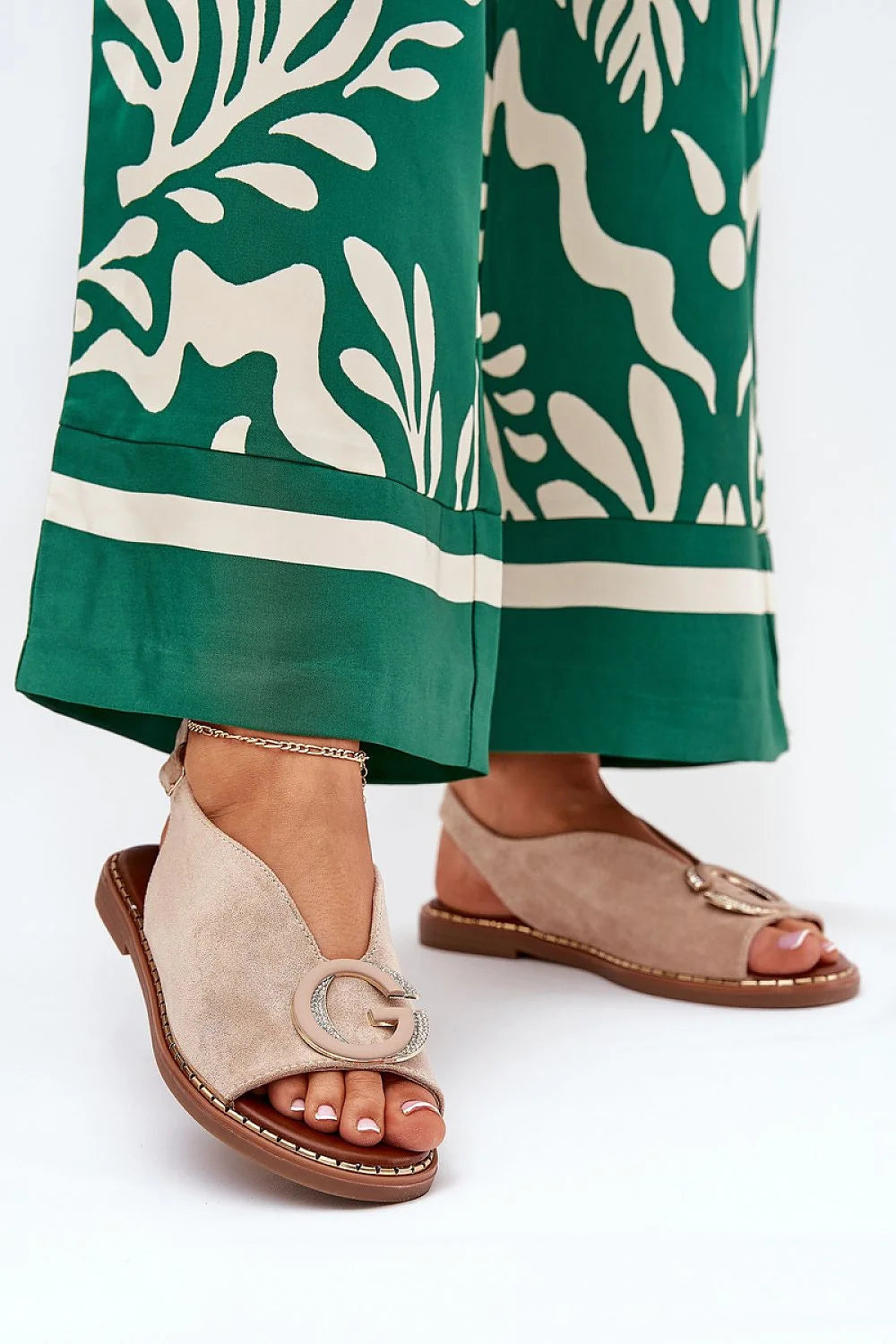 Sandales ouvertes style moderne en suédécuir beige, ornées de G, ajustables, confortables, estivales, pour femmes