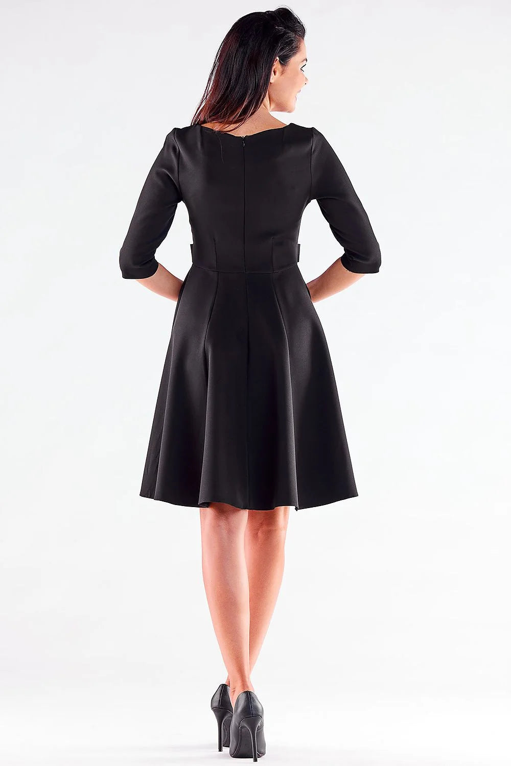 Robe de jour audacieuse couleur rouge vif manches mi-longues silhouette fit and flare ceinture intégrée femme élégance intemporelle mode