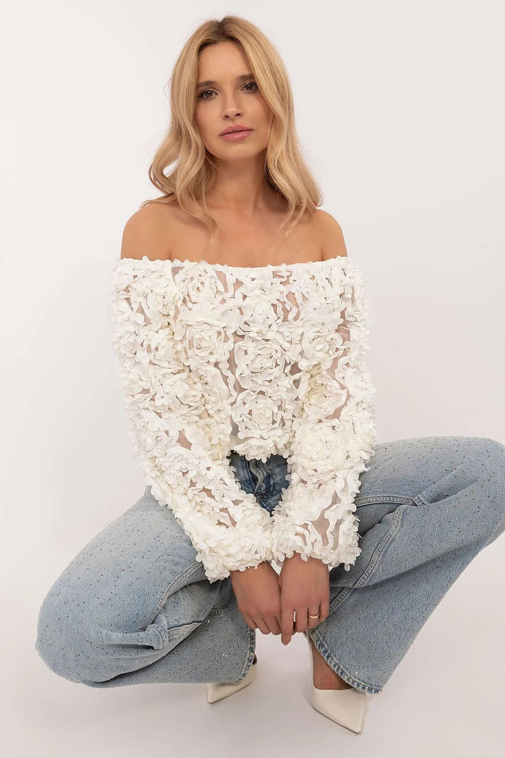 Chemisier féminin élégant court tissu floral texture 3D blanc épaules dénudées manches longues en polyester élasthanne Italy Moda