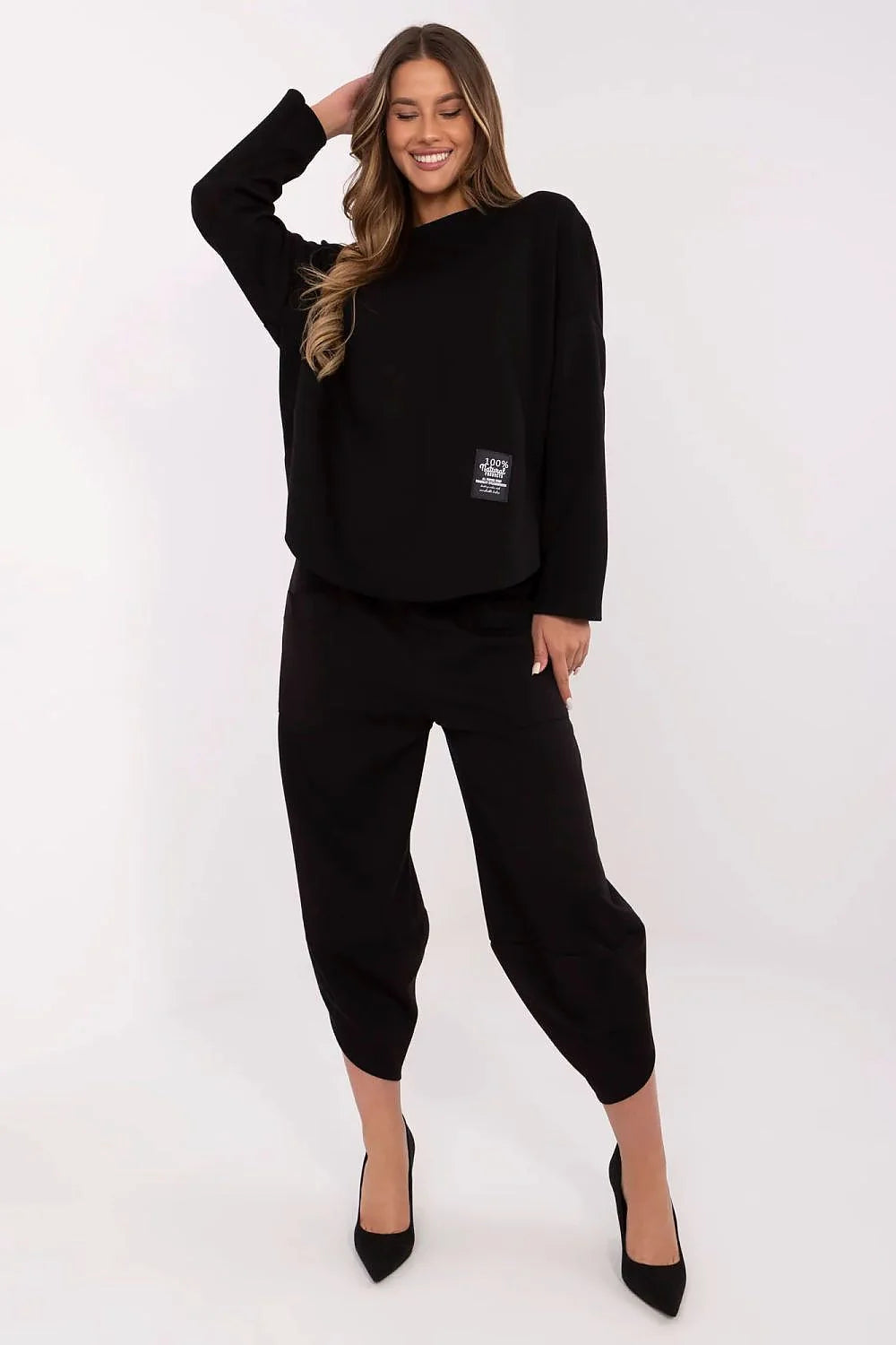 ensemble femme moderne élégant décontracté chic noir maille douce structurée oversize manches longues col rond ourlet asymétrique broderie discrète poches