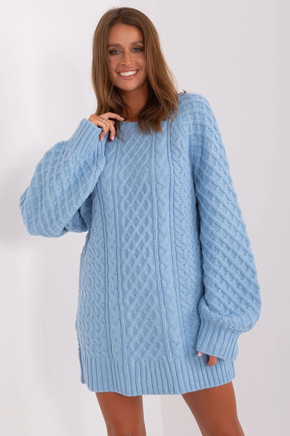 Robe pull longue femme en maille acrylique texture tricot torsadé bleu clair manches longues bouffantes encolure ronde ourlet côtelé