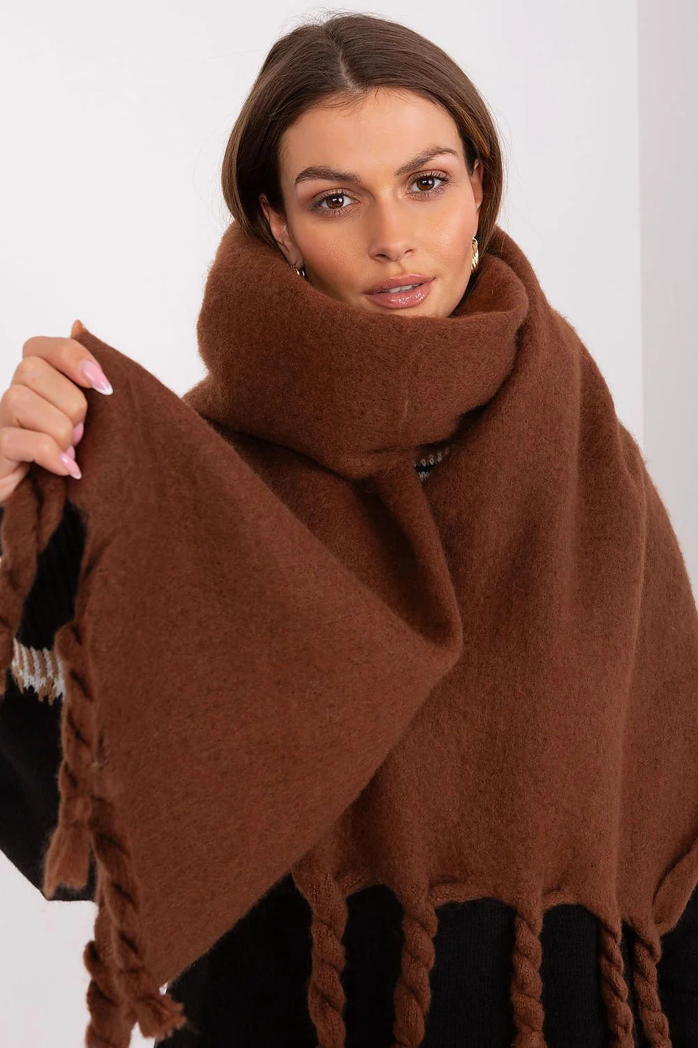 Châle d'hiver marron pour femmes en laine avec pompons élégants mode accessoire chaud style décontracté hiver automne