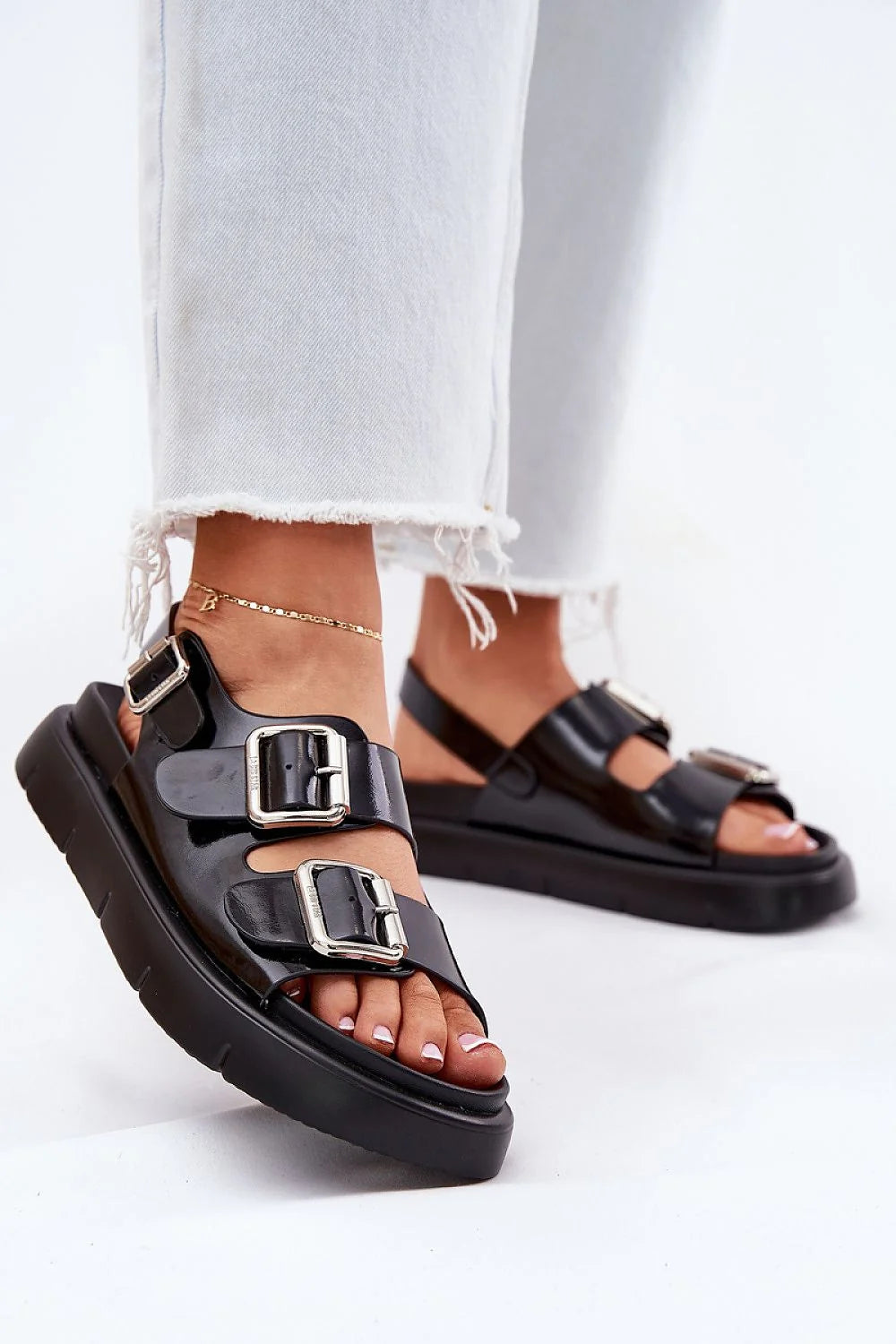 Sandales pour femme design moderne audacieux cuir verni noir boucles argentées plateforme caoutchouc épaisse été 2023