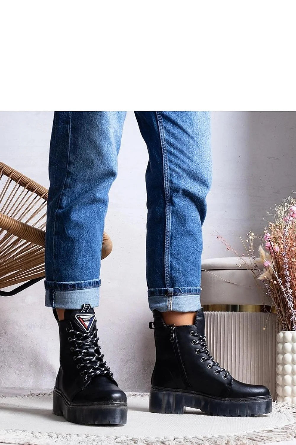 Bottines pour femmes design moderne robuste cuir noir lisse lacets contrastants semelle épaisse protectrice fermeture éclair latérale logo triangulaire