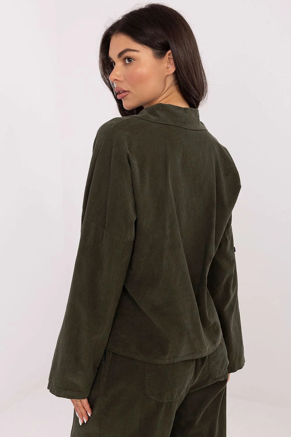robe chemise velours côtelé kaki oversize manches longues col boutonnage boutons bois taille smockée ceinture marron boucle dorée