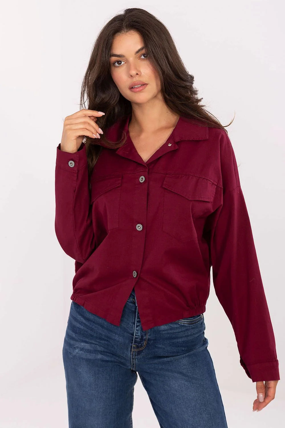 veste chemise overshirt shacket bordeaux profond coupe boxy cropped col chemise boutons métal poches rabat coton twill élasthanne