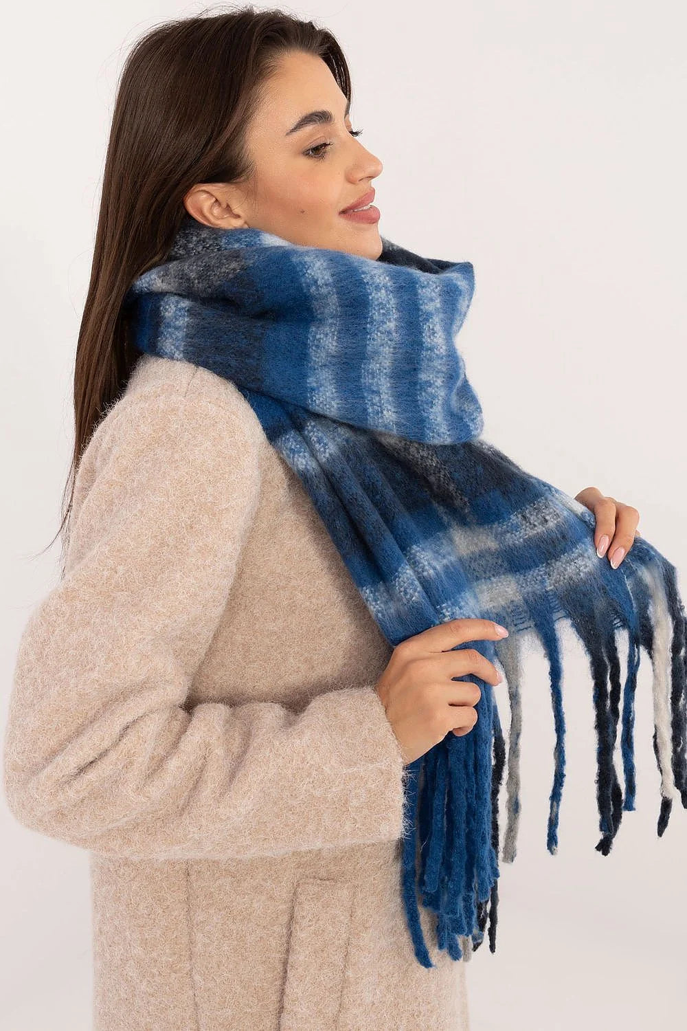 Écharpe en laine motif carreaux bleu gris blanc longue franges femmes hiver élégance mode accessoire polyvalent