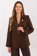 blazer tailleur femme marron chocolat col cranté boutonnage bouton coupe droite épaules structurées manches longues tissu lisse poches rabat finitions