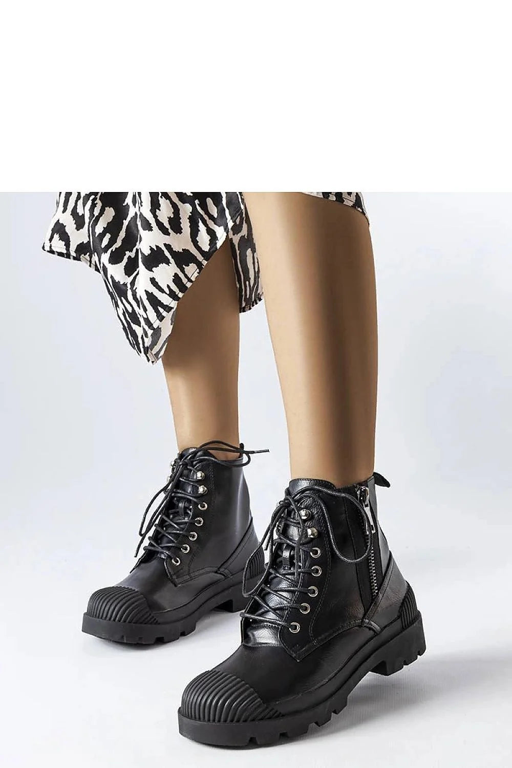 Bottes Solea urbaines tendance cuir noir style combat cheville rembourrée zip latéral semelle caoutchouc motif cranté élégance femmes