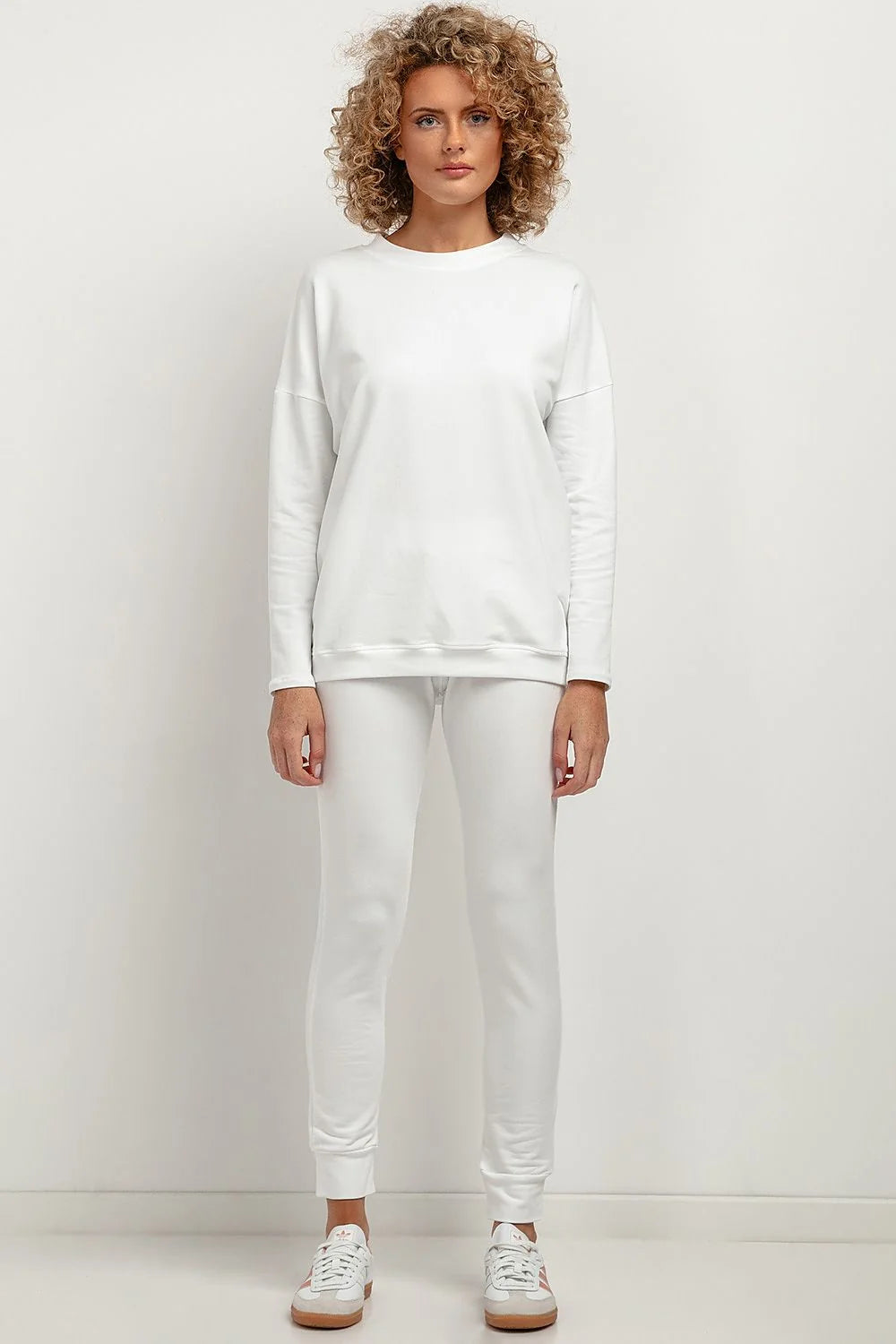 Sweatshirt et pantalon femme en maille douce minimaliste moderne couleur blanche 100% coton polyester confortable coupe ample élastique