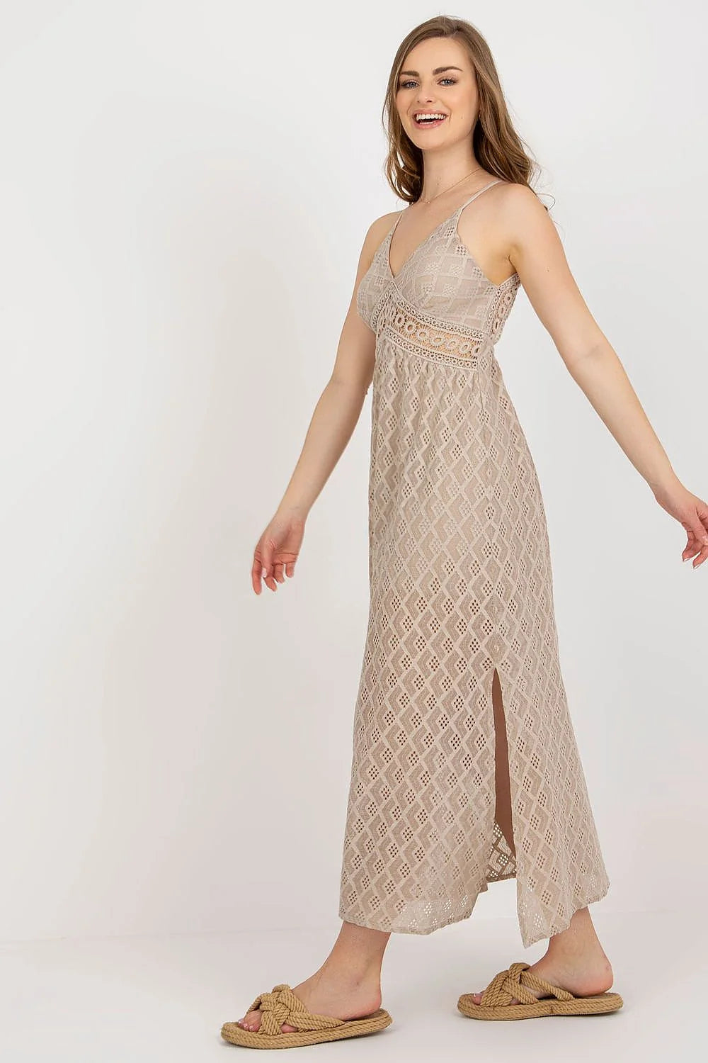 Robe de jour Och Bella ajourée bretelles motif géométrique décolleté en V taille ajustable couleur beige doux femme mode été