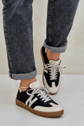 Chaussures de sport élégantes pour femmes cuir et daim noir et crème design rétro années 70 80 conforturable lacées basses