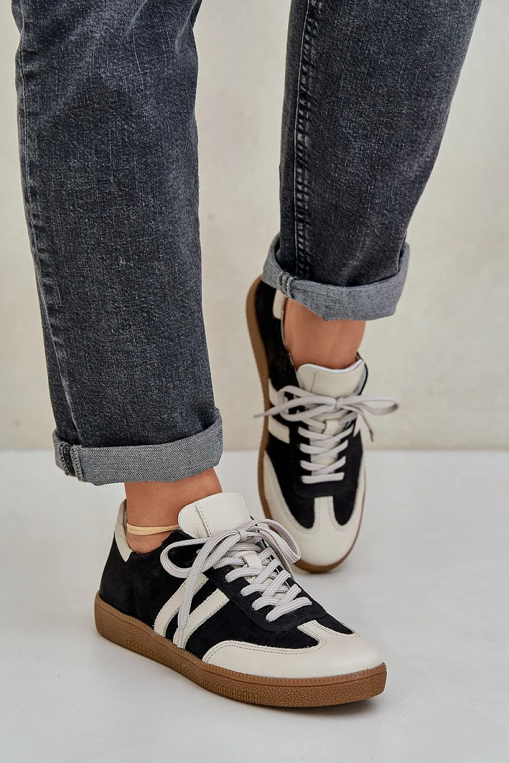 Chaussures de sport élégantes pour femmes cuir et daim noir et crème design rétro années 70 80 conforturable lacées basses