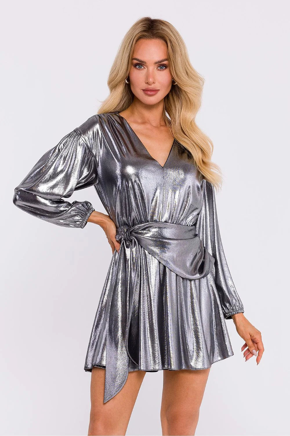 robe courte évasée maille métallique argentée manches longues bouffantes col V ceinture large nouée taille cintrée poignets élastiqués glamour scintillante