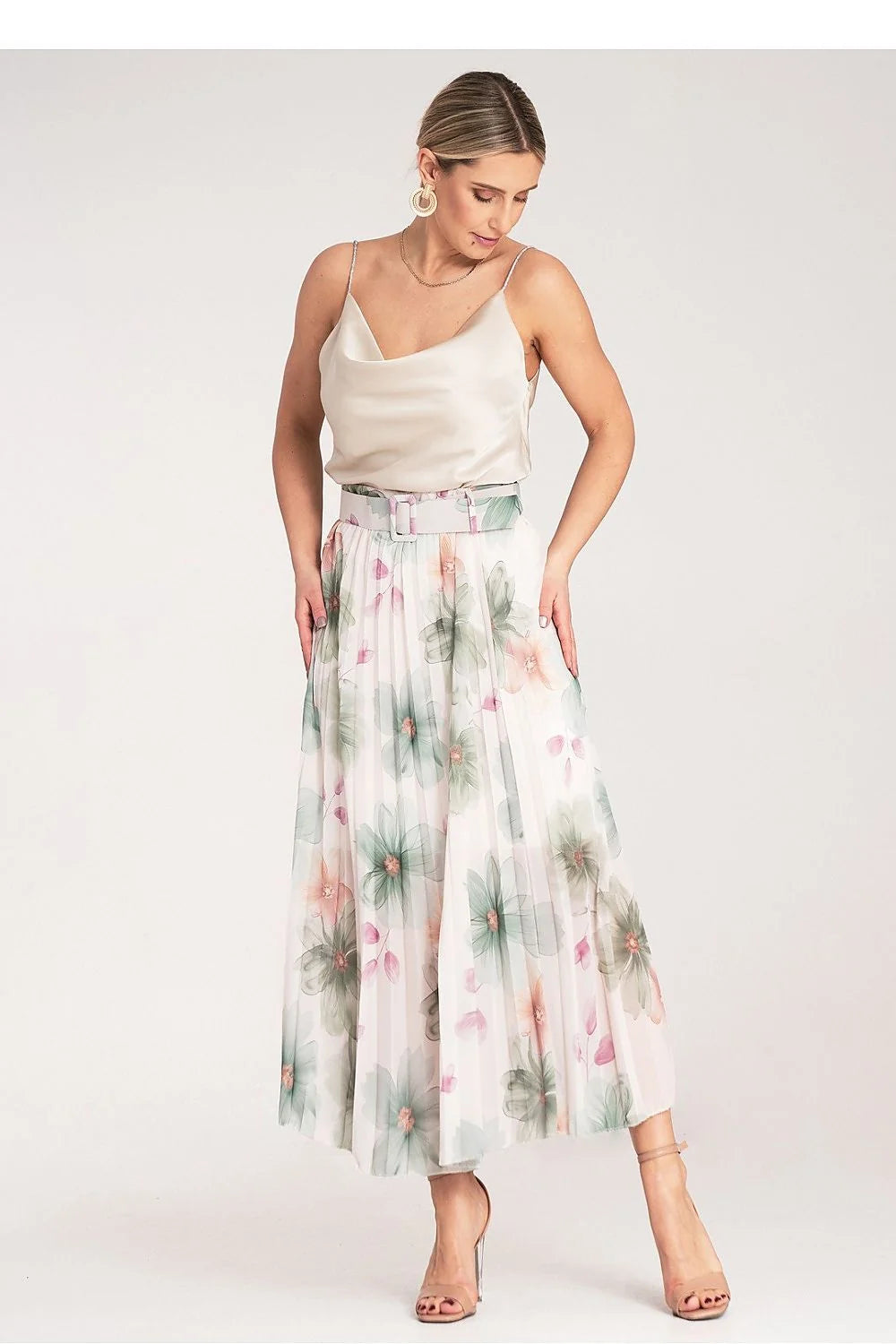 Tenue élégante printanière pour femme composée d'un haut et d'une jupe en tissu léger