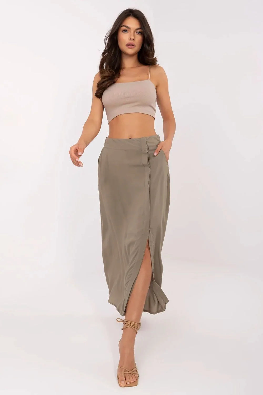 Haut court crop top bretelles fines matière extensible beige clair Jupe longue fente coupe portefeuille kaki femme