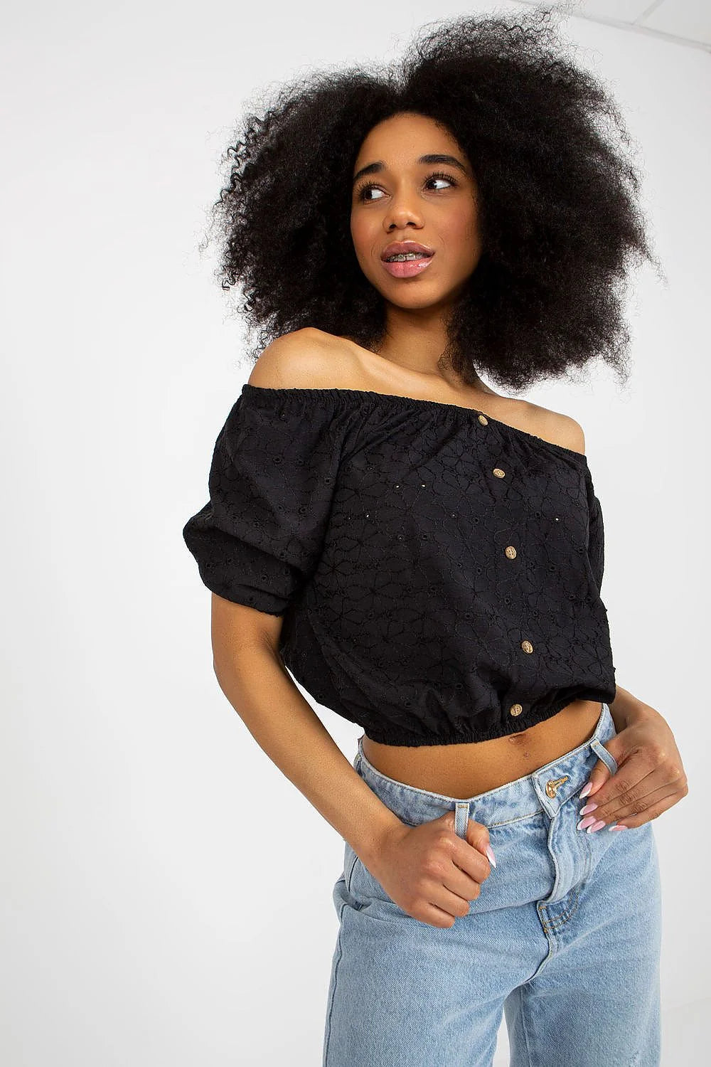 chemisier boho crop noir broderie anglaise bardot épaules dénudées manches courtes bouffantes boutons bois taille élastiquée coton léger estival