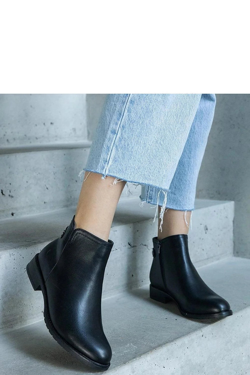 Bottines pour femmes en cuir noir élégantes semelle caoutchouc talon bas fermeture éclair style moderne