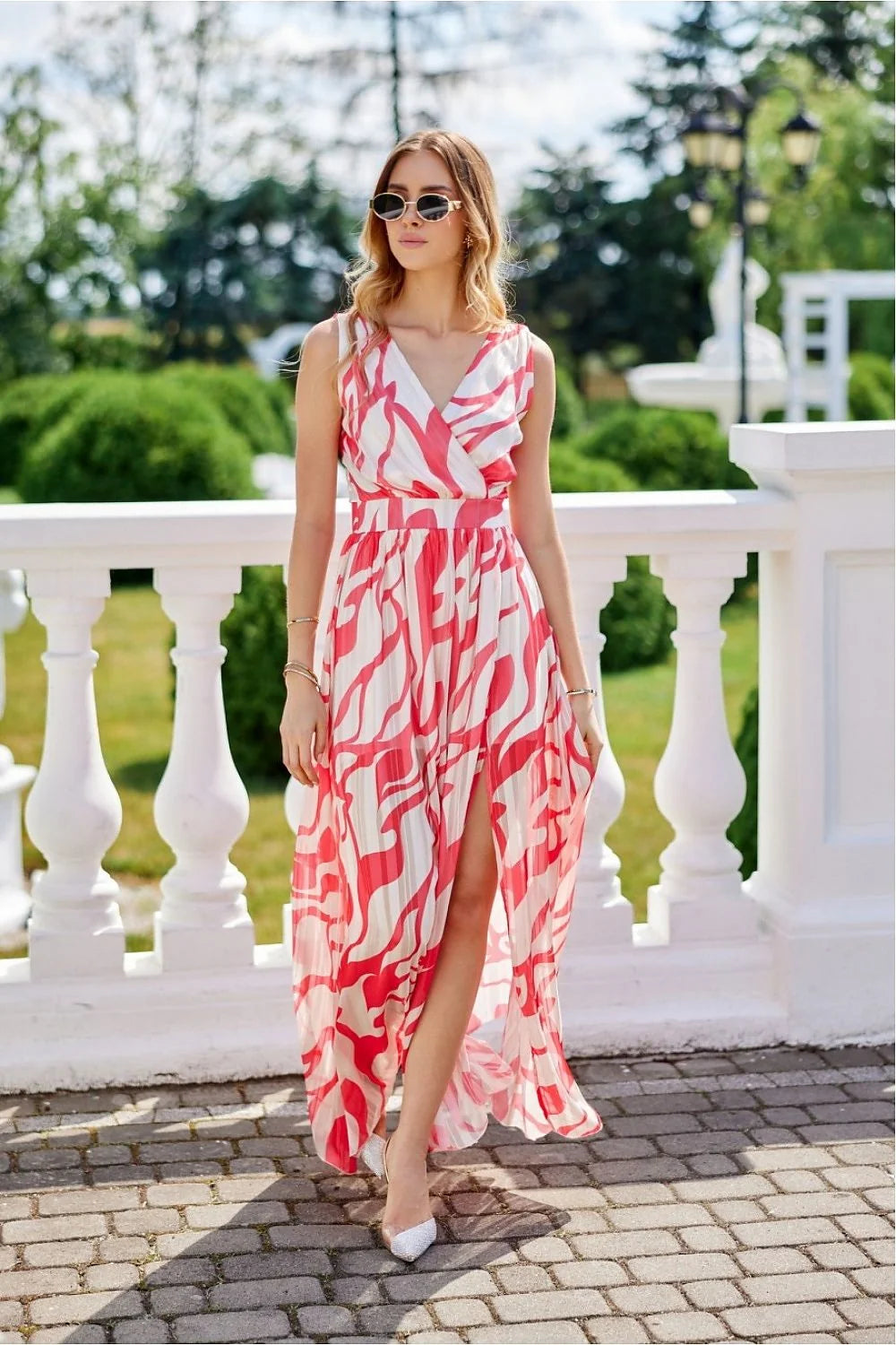 Robe longue bohème chic imprimé abstrait rose et blanc tissu mousseline décolleté V dos nu ceinture intégrée occasion estivale femme