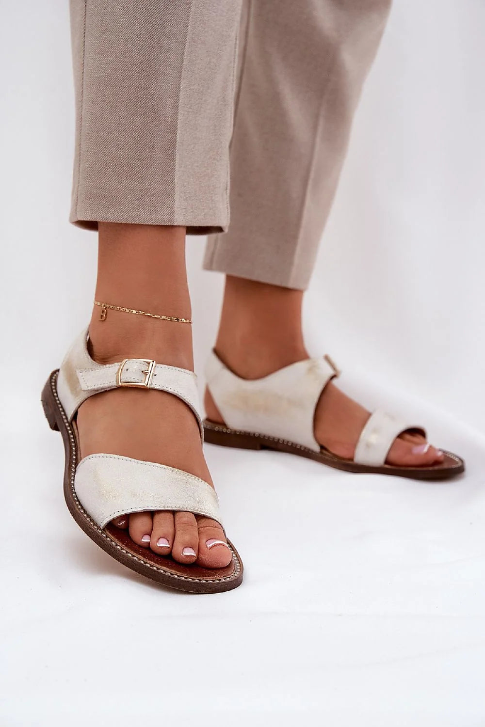 sandales femmes élégantes ouvertes cuir naturel beige irisé patinée minimaliste métallisé bride large ajustables boucle dorée chaîne cheville semelle plate