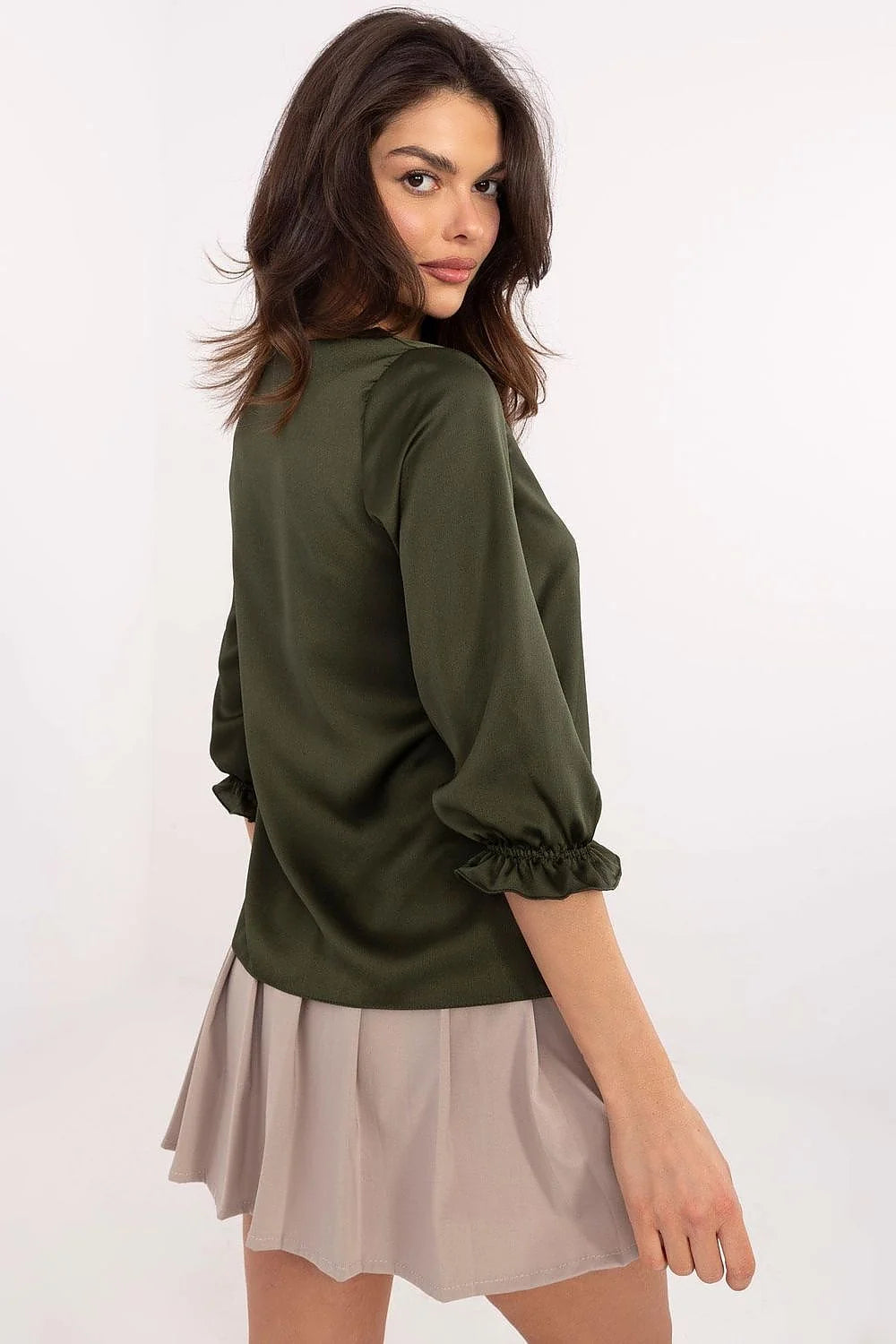 chemisier Lakerta satiné vert olive foncé manches trois quarts bouffantes poignets froncés col rond coupe ample fluide femme sophistiqué élégant