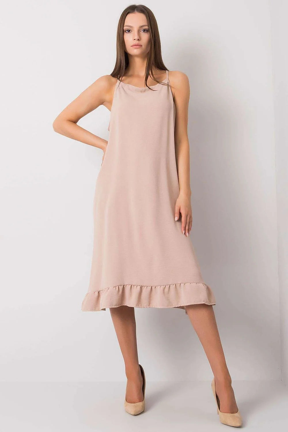 Robe longue pour femme style intemporel cowl neck ajustables bretelles volant beige nude occasion décontractée semi-formelle