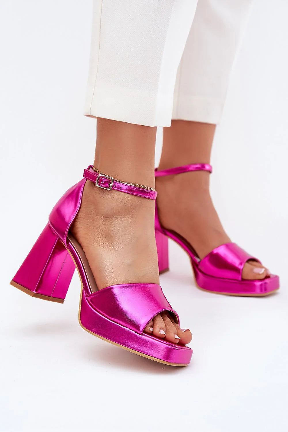 Sandales à talons Step in style, design moderne audacieux, couleur métallique fuchsia, talon carré épais, plateforme à l'avant, bride ajustable métal, semelle cuir artificiel, confort tout la journée, occasion soirée, robe, jupe, pantalon
