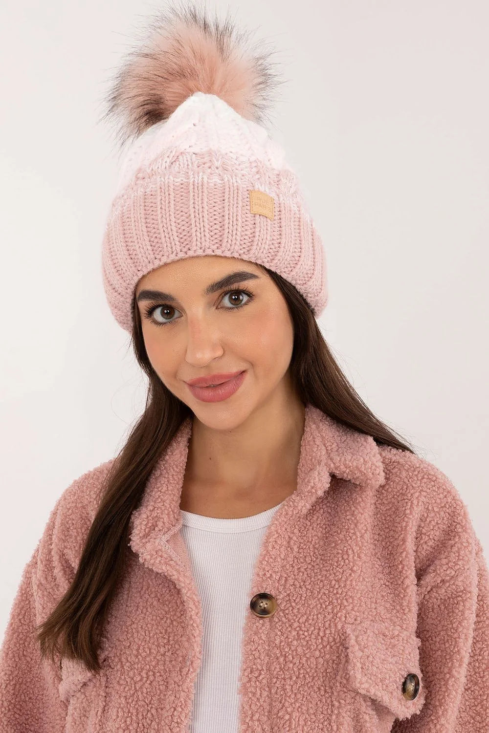 Bonnet Rue Paris tricoté pompon fourrure sherpa rose pâle féminin hiver élégance douceur confort veste assortie